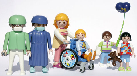 Legofiguren stellen die Kinderanästhesie am KRH Klinikum Nordstadt nach