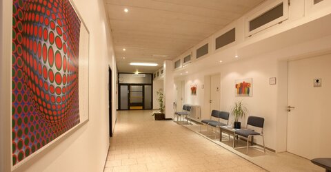 Notaufnahmesaal der Neurochirurgie im KRH Klinikum Nordstadt mit Kunst und Bildern