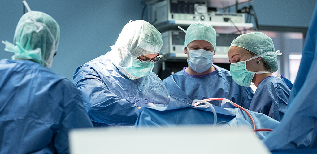 Ärzte der Neurochirurgie im OP