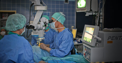 Operation eines Auges am Institut der Augenheilkunde am KRH Klinikum Nordstadt